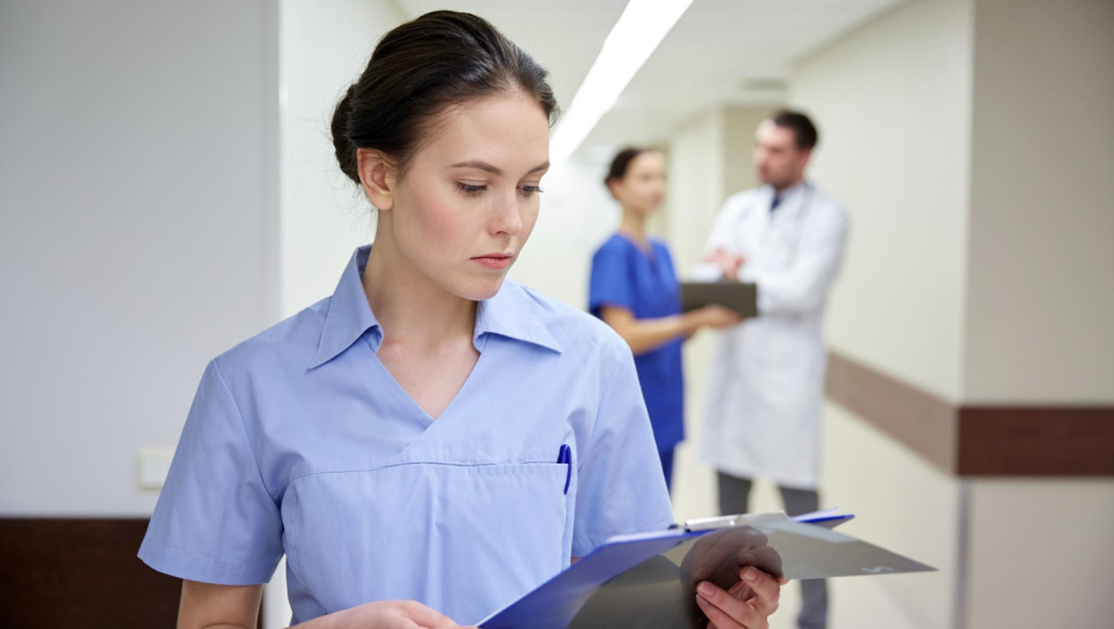 auxiliar de enfermeria trabajando en hospital