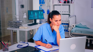 auxiliar de enfermeria viendo ordenador