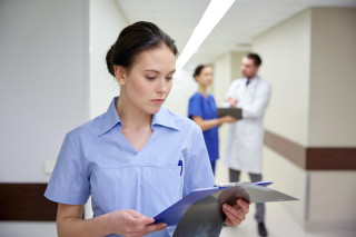 auxiliar de enfermeria trabajando en hospital