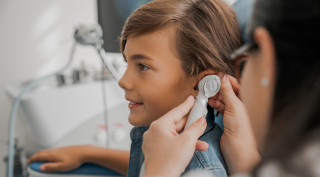 cuidados auditivos infantil