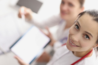 trabajador medico bastante joven uniforme